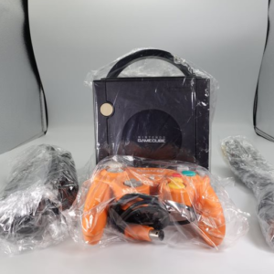 Game Cube - Consola Negra con Control Naranjo y sus cables.