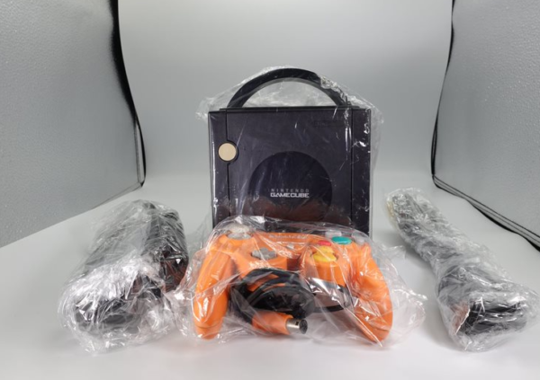 Game Cube - Consola Negra con Control Naranjo y sus cables.