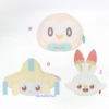 SF1582-2_1 PokePeace – Estuche de Peluche Jirachi, Rowlet y Scorbunny