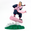 Figura coleccionable History Box de Tao Pai Pai de Dragon Ball, pose dinámica sobre su columna rosada en pleno vuelo, base diorama con montañas nevadas y árboles verdes