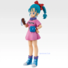 Figura coleccionable Premio B de Bulma de Dragon Ball MASTERLISE, con coletas turquesas, moño rojo, vestido rosa con texto BULMA, guante marrón sosteniendo el Radar de las Esferas del Dragón y bolsa azul lateral.