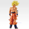 Figura coleccionable Premio C de Son Goku en Super Saiyajin de Dragon Ball Z, girando sobre su hombro con torso descubierto, cicatrices de combate, gi naranja destrozado y cabello dorado encendido de la Saga de Freezer.