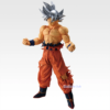 Figura coleccionable Premio F de Son Goku en Ultra Instinto Dominado de Dragon Ball Super, con cabello plateado, torso descubierto, gi naranja desgastado, puños cerrados en pose de poder sobre base de roca con fondo cósmico púrpura.
