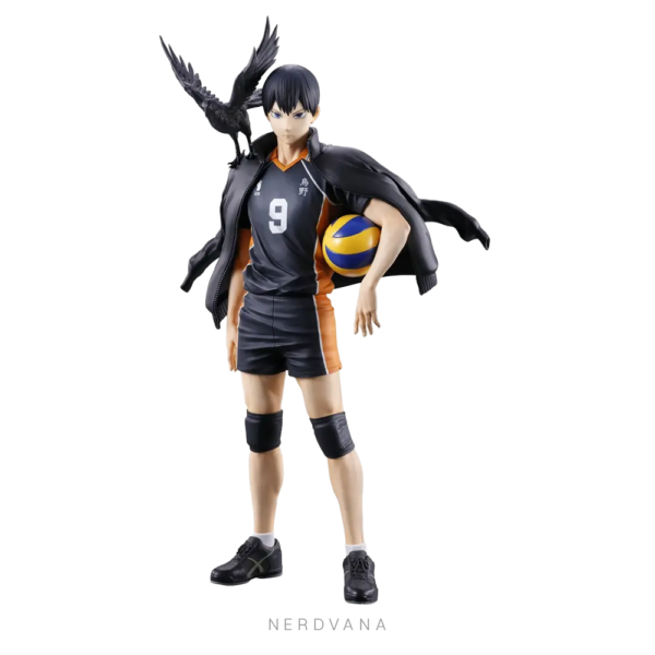 SF2739 Figura de Kageyama recreada con el jersey sobre los hombros y un cuervo a su lado. Una figura que captura la mirada intensa y la imponente presencia del talentoso colocador, Kageyama.