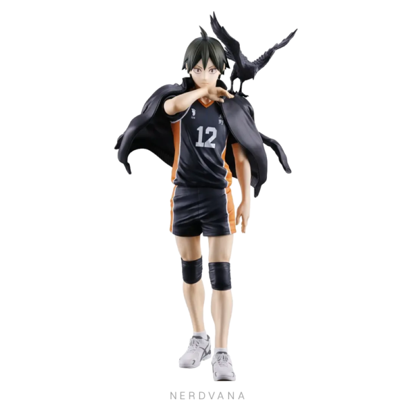 Figura de Yamaguchi recreada con el jersey sobre los hombros y un cuervo a su lado. Yamaguchi hace su debut como figura en Ichiban Kuji, mostrando su crecimiento y el profundo cariño que siente por sus compañeros de equipo.
