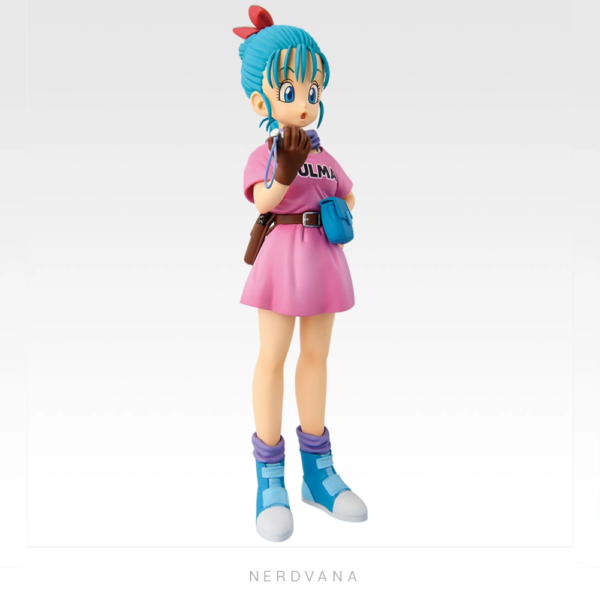Figura coleccionable Premio B de Bulma de Dragon Ball MASTERLISE, con coletas turquesas, moño rojo, vestido rosa con texto BULMA, guante marrón sosteniendo el Radar de las Esferas del Dragón y bolsa azul lateral.