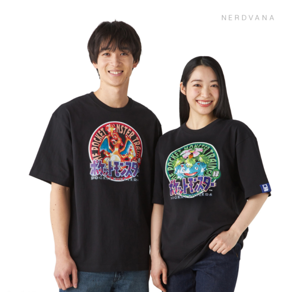 Set de camisetas Pokémon Rojo y Verde del Pokémon Center original, con diseño de Lizardon y Fushigibana, estuches réplica de cartucho Game Boy con cierre y charm incluidos