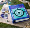 10 Binder coleccionable Greed Island de Hunter×Hunter Premio A Ichiban Kuji, portada azul con símbolo circular del G.I. en verde menta, anillo con cadena y piedras verdes incluido