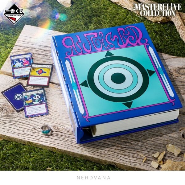 10 Binder coleccionable Greed Island de Hunter×Hunter Premio A Ichiban Kuji, portada azul con símbolo circular del G.I. en verde menta, anillo con cadena y piedras verdes incluido