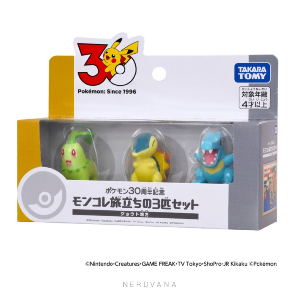 Set de iniciales de Johto Moncolle 30 aniversario — Chikorita, Cyndaquil y Totodile en caja temática dorada y plateada