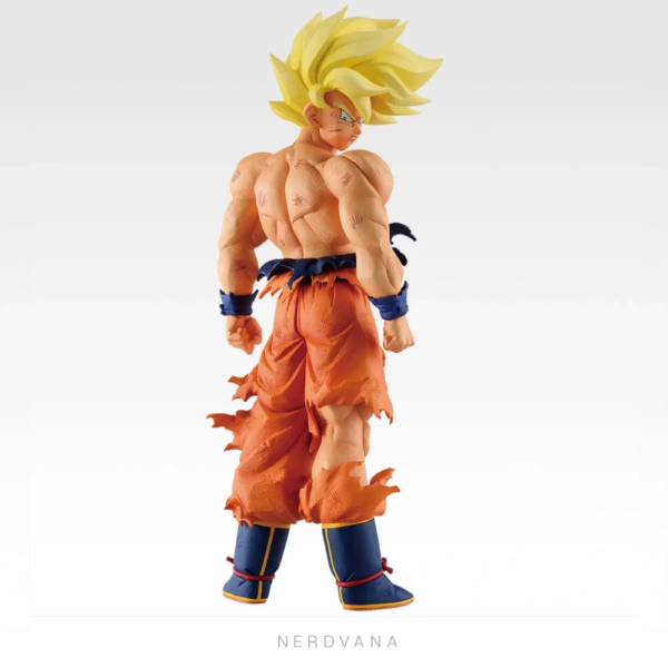 Figura coleccionable Premio C de Son Goku en Super Saiyajin de Dragon Ball Z, girando sobre su hombro con torso descubierto, cicatrices de combate, gi naranja destrozado y cabello dorado encendido de la Saga de Freezer.