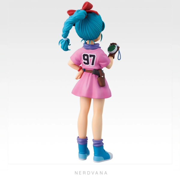 Figura coleccionable Premio B de Bulma de Dragon Ball MASTERLISE, con coletas turquesas, moño rojo, vestido rosa con texto BULMA, guante marrón sosteniendo el Radar de las Esferas del Dragón y bolsa azul lateral.