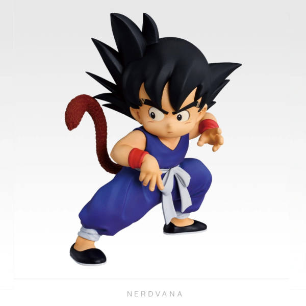 2 Figura coleccionable Premio A de Son Goku niño de Dragon Ball, en postura de pelea agachada con cola de mono café, gi azul oscuro y muñequeras rojas