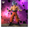 Figura coleccionable Premio F de Son Goku en Ultra Instinto Dominado de Dragon Ball Super, con cabello plateado, torso descubierto, gi naranja desgastado, puños cerrados en pose de poder sobre base de roca con fondo cósmico púrpura.