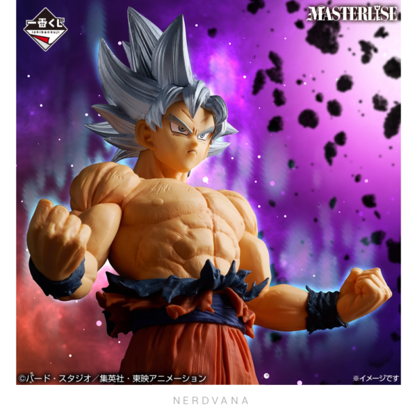 Figura coleccionable Premio F de Son Goku en Ultra Instinto Dominado de Dragon Ball Super, con cabello plateado, torso descubierto, gi naranja desgastado, puños cerrados en pose de poder sobre base de roca con fondo cósmico púrpura.