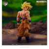 Figura coleccionable Premio C de Son Goku en Super Saiyajin de Dragon Ball Z, girando sobre su hombro con torso descubierto, cicatrices de combate, gi naranja destrozado y cabello dorado encendido de la Saga de Freezer.