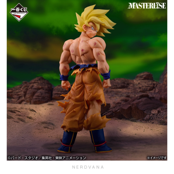 Figura coleccionable Premio C de Son Goku en Super Saiyajin de Dragon Ball Z, girando sobre su hombro con torso descubierto, cicatrices de combate, gi naranja destrozado y cabello dorado encendido de la Saga de Freezer.