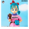 Figura coleccionable Premio B de Bulma de Dragon Ball MASTERLISE, con coletas turquesas, moño rojo, vestido rosa con texto BULMA, guante marrón sosteniendo el Radar de las Esferas del Dragón y bolsa azul lateral.