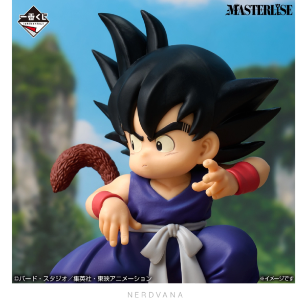 3 Figura coleccionable Premio A de Son Goku niño de Dragon Ball, en postura de pelea agachada con cola de mono café, gi azul oscuro y muñequeras rojas