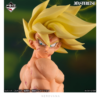 Figura coleccionable Premio C de Son Goku en Super Saiyajin de Dragon Ball Z, girando sobre su hombro con torso descubierto, cicatrices de combate, gi naranja destrozado y cabello dorado encendido de la Saga de Freezer.