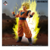 Figura coleccionable Premio D de Son Goku en Super Saiyajin 2 de Dragon Ball Z, con cabello dorado eléctrico, aureola luminosa, gi naranja, puños alzados en postura de combate feroz.