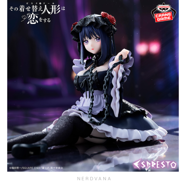 Figura coleccionable ESPRESTO de Marin Kitagawa en versión Kuroe Shizuku de My Dress-Up Darling, pose sentada con vestido gótico lolita negro y blanco, bonete de encaje con rosas rojas y cadena negra en mano