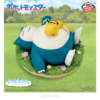 Figura coleccionable Relaxing Time de Snorlax y Pikachu de Pokémon, Pikachu dormido boca abajo sobre la panza de Snorlax, base redonda con hierba verde y flores moradas