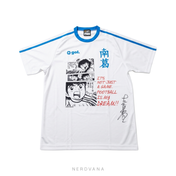 Camiseta coleccionable Oliver Atom de Nankatsu FC por gol., blanca con ribetes azules, kanji 南葛 al frente, panel de manga de Tsubasa en acción y TSUBASA 10 en la espalda, autografiada por Yoichi Takahashi