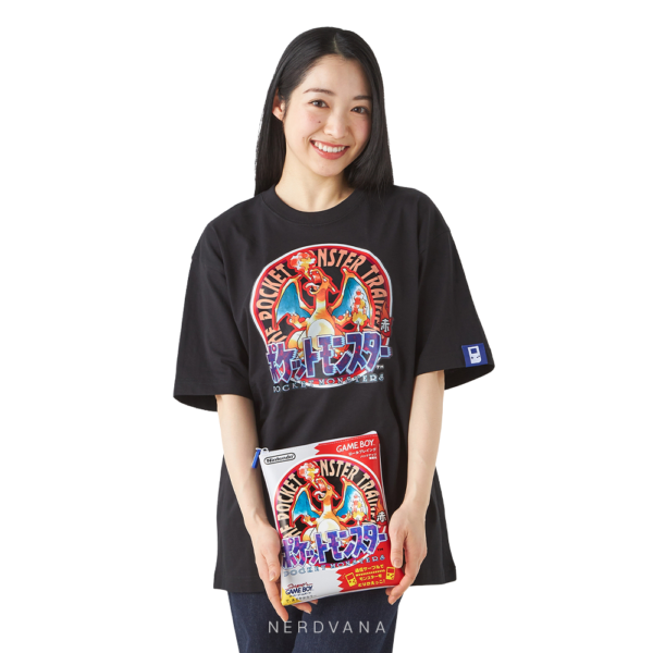 Set de camisetas Pokémon Rojo y Verde del Pokémon Center original, con diseño de Lizardon y Fushigibana, estuches réplica de cartucho Game Boy con cierre y charm incluidos