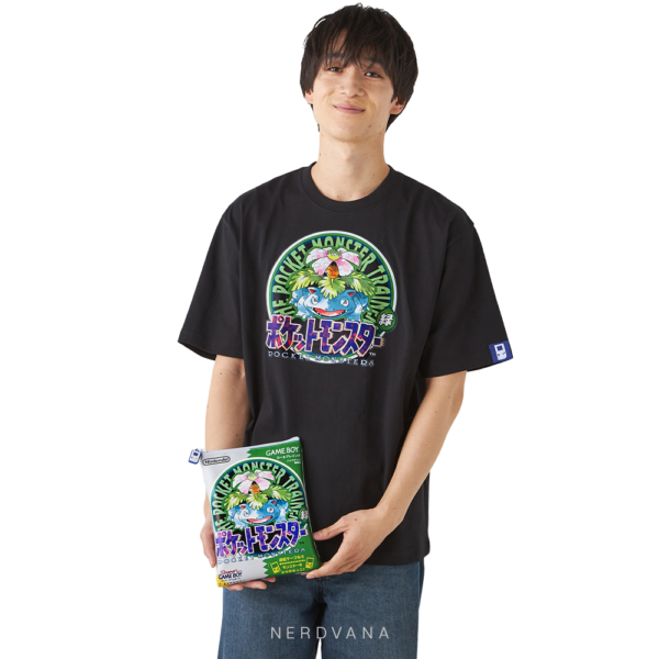 Set de camisetas Pokémon Rojo y Verde del Pokémon Center original, con diseño de Lizardon y Fushigibana, estuches réplica de cartucho Game Boy con cierre y charm incluidos