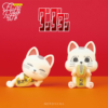 SF2784_2 Set de figuras Fluffy Puffy de Turbo-Granny como maneki-neko de Dandadan Banpresto, versión recostada con koban dorado y versión sentada con pan de yakisoba, acabado flocado blanco suave
