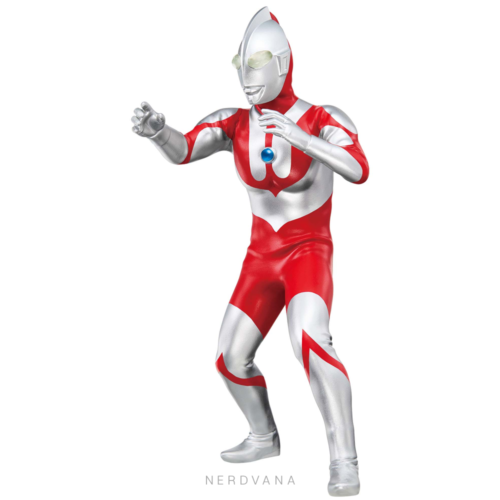 Figura coleccionable de Ultraman original tipo C en postura de combate, con tono dorado-bronce en el cuerpo superior, ojos ovalados luminosos y gema azul en el pecho, de la línea Hero's Brave Statue Figure del 60 aniversario