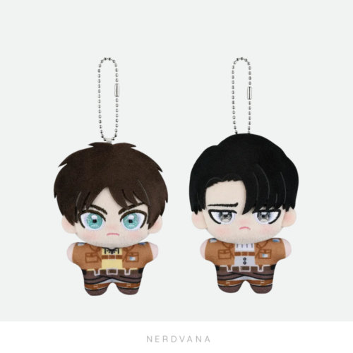 Dúo de mascots Kiraraizu Premio F del Ichiban Kuji Shingeki no Kyojin, Eren Yeager con ojos turquesa brillantes y Levi Ackerman con ojos grises, uniformes del Cuerpo de Exploradores con cadena llavero plateada