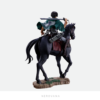 Figura coleccionable MASTERLISE Last One del Ichiban Kuji Shingeki no Kyojin, con el Capitán Levi montado en un caballo negro, espada en alto, capa verde del Cuerpo de Exploradores y base de tierra rocosa