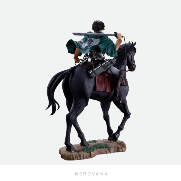 Figura coleccionable MASTERLISE Last One del Ichiban Kuji Shingeki no Kyojin, con el Capitán Levi montado en un caballo negro, espada en alto, capa verde del Cuerpo de Exploradores y base de tierra rocosa